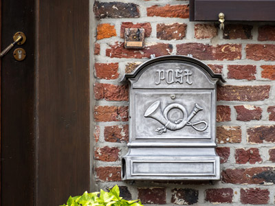 Bild einer Haustür mit Briefkasten